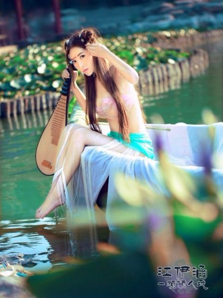 绝美《倾城》写真照 混血美女江伊涵灵动